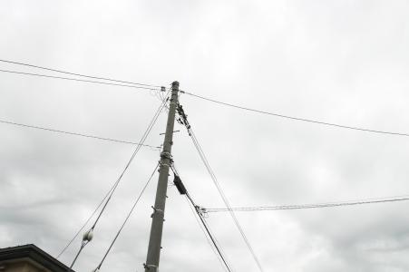 多云的天空和电线杆免费照片