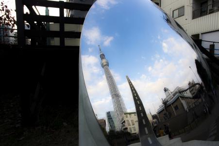 天空树反映在镜子免费照片