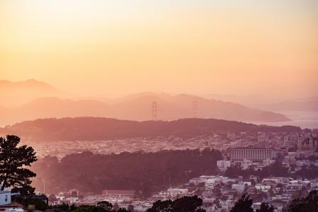 晚上旧金山山与金门大桥在远方