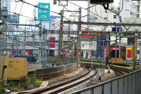 从上野站看到的铁路轨道照片