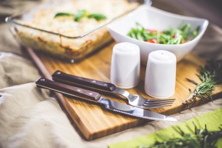 刀和叉，盐和胡椒：晚餐准备就绪