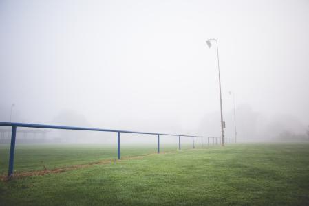 早晨有雾的足球场