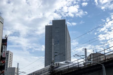 高层建筑和新干线Nozomi（新桥）免费图片