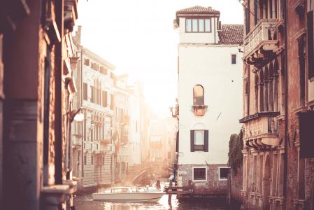 在威尼斯，意大利的街道运河日落