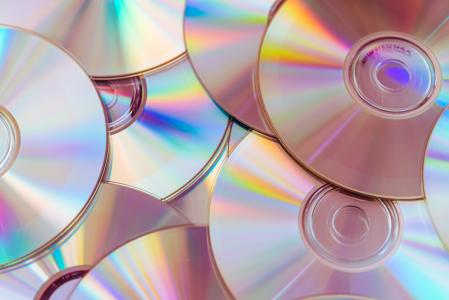 一堆CD光盘和DVD