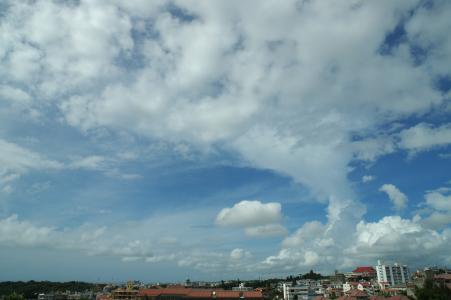 从首里城和自由天空照片素材看的冲绳镇