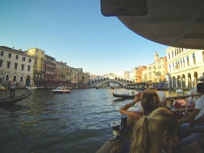航行在重创在威尼斯，意大利的运河