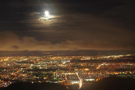札幌的夜景和月球的免费照片