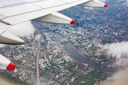 英国伦敦中心的飞机窗口