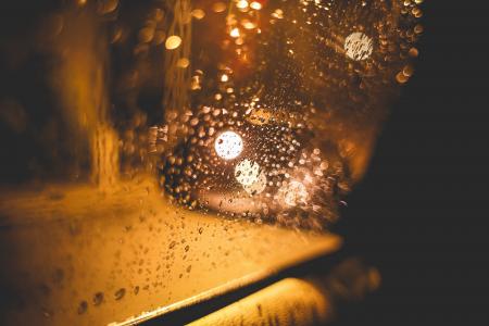 雨天的街道在晚上从汽车