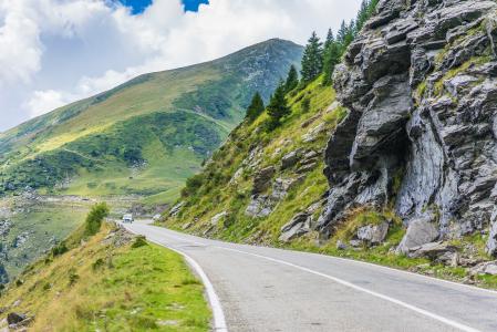 沿罗马尼亚山脉和岩石的漫长的路
