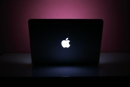 MacBook Pro在粉红色的夜晚
