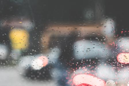 在一个下雨天的雨挡在汽车挡风玻璃上