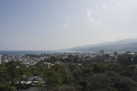 小田原城堡从城堡塔看到的小田原町和相模湾免费照片