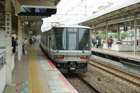 神户元町站免费的快速火车从家里出发的照片