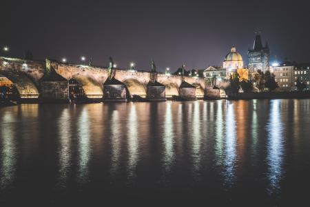 查理大桥在布拉格在晚上