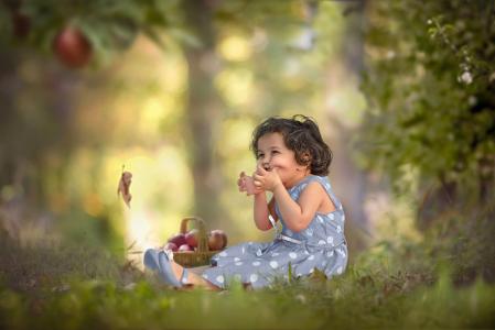 女孩，苹果，心情，森林，树枝，草，坐在，豌豆，白，鞋子，蓝色，叶，篮，衣服，蓝色，脸颊