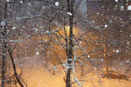 降雪，窗外，晚上，灯笼