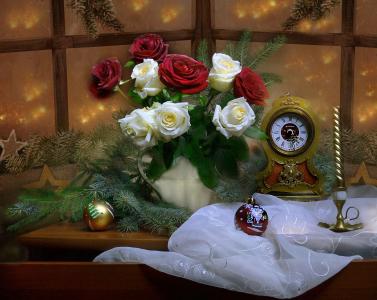 Valentina Kolova，静物，假期，新年，圣诞节，窗口，水罐，鲜花，玫瑰，分支机构，云杉，毛皮树，针，装饰品，玩具，球，蜡烛，时钟，布