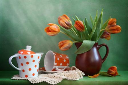 餐巾，水罐，鲜花，郁金香，茶壶，杯子