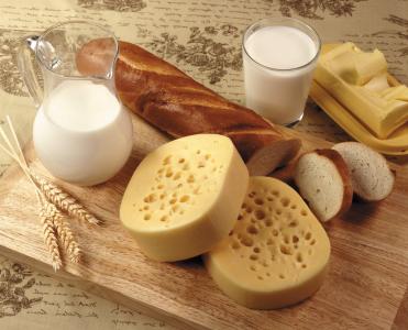 一杯，一张桌子，黄油，奶酪，牛奶，小穗，一块板子，一个罐子，一个静物，一个面包