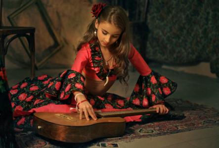 女孩，吉普赛人，衣服，吉他，地毯