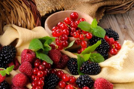 浆果，黑莓，覆盆子，葡萄干，叶，布，麻布