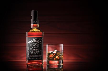 杰克丹尼尔斯，威士忌，冰，黑暗的背景，照片，创意