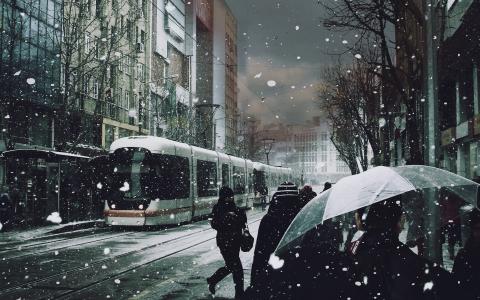 电车，雪，人，雨伞