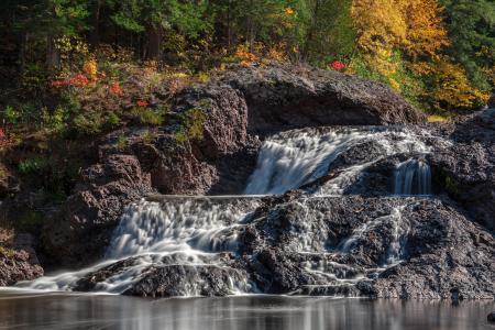 巨大的集团瀑布，密歇根州，瀑布，秋天