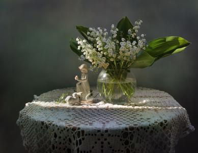 桌子，餐巾，花瓶，鲜花，铃兰，雕像，雕像，女孩，野兔