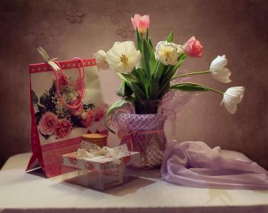桌子，布，花瓶，鲜花，郁金香，盒子，手提包，蜻蜓