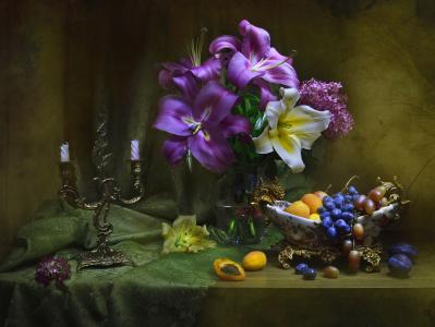 Valentina Kolova，静物，静物，布，窗帘，花瓶，鲜花，百合，蜡烛，烛台，水果，葡萄，杏子