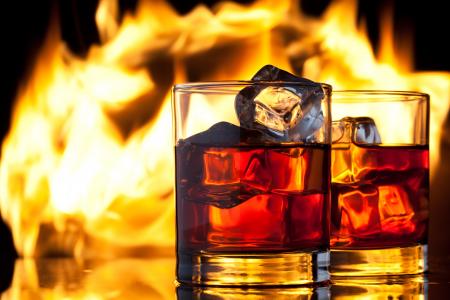 火，冰，喝，威士忌酒，眼镜