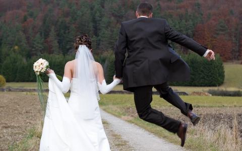 散步，新婚夫妇，欢乐，跳跃。