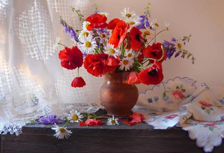 Valentina Kolova，花瓶，鲜花，罂粟，雏菊，铃铛，餐巾，刺绣，窗帘