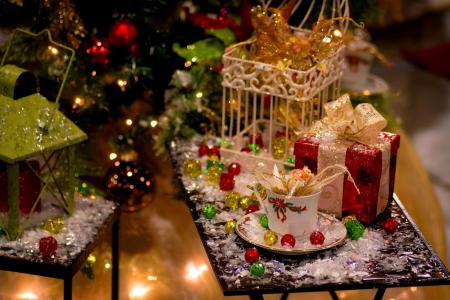 礼物，箱子，手电筒，树，玩具，毛皮树，杯子，飞碟，表，装饰，假期，冬天，圣诞节，新年，新年，圣诞节