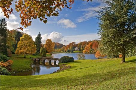 Stourhead花园，秋天，树，威尔特郡，英格兰，威尔特郡，英国，景观，桥，湖