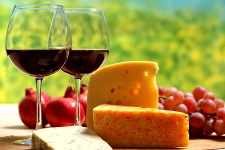 葡萄，眼镜，桌子，大块，奶酪，酒，石榴，红色