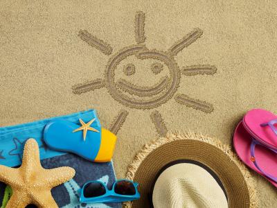 夏天，沙滩，沙子，毛巾，帽子，眼镜，人字拖鞋，人字拖鞋，明星，太阳