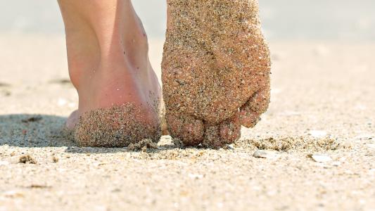 女性高跟鞋，在沙滩，沙滩，贝壳，赤脚