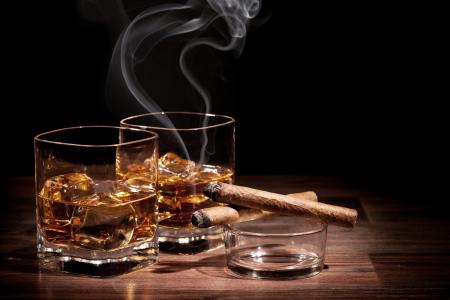 玻璃，威士忌，冰，雪茄，一杯威士忌，冰，雪茄
