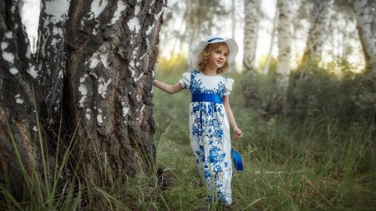 Aleksandr Myshkevich，孩子，女孩，礼服，模式，gzhel，帽子，性质，夏天，森林，格罗夫，草，树，桦树