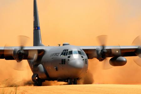 洛克希德C-130大力神飞机，着陆，灰尘