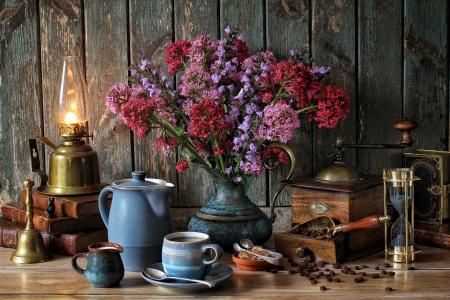 花束，花瓶，书籍，沙漏，煤油灯，咖啡，咖啡研磨机，古董