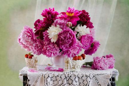 Elizaveta Shavardina，餐桌，餐巾，花瓶，鲜花，牡丹，花瓶，浆果，草莓