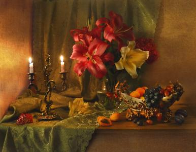 Valentina Kolova，静物，静物，架子，织物，花瓶，鲜花，百合，水果，浆果，李子，葡萄，杏，烛台，蜡烛