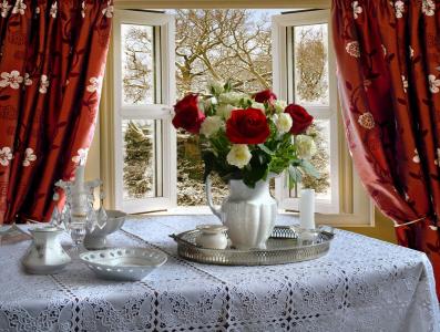 房间，窗户，窗帘，桌子，盘子，托盘，水罐，鲜花，花束