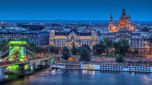 布达佩斯，路堤，桥，建筑物，建筑物，寺，大教堂，灯，照明，河，船，夜，美女