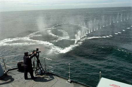 船，甲板，机枪，在水面上射击